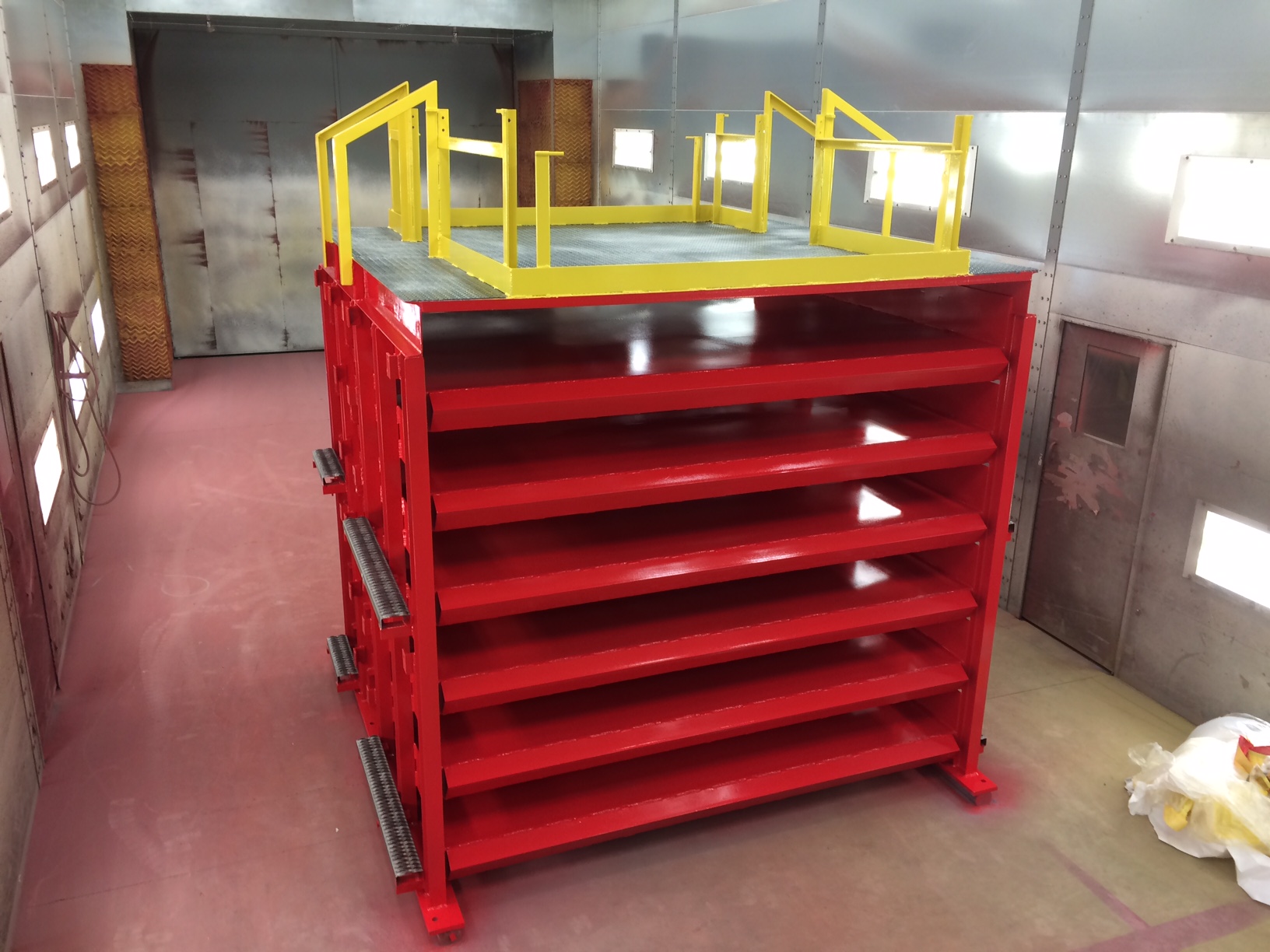 tunnel rack for a rail train