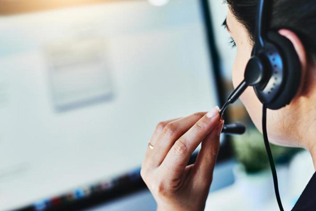 GFS Phone Technician on line helping customer